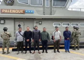 Rescatan a seis migrantes que naufragaban en altamar
