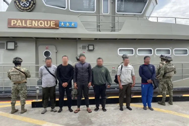 Rescatan a seis migrantes que naufragaban en altamar
