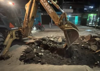 Avanza bacheo nocturno en el Periférico Norte de San Cristóbal