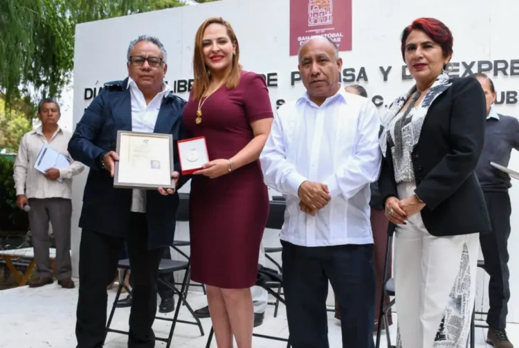Asiste Fabiola Ricci a la entrega de galardones por el Día de la Libertad de Expresión