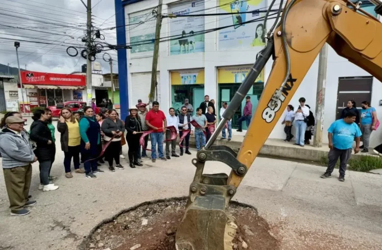 En el Barrio San Ramón, dan banderazo de inicio a primera etapa de pavimentación de la calle Aguascalientes