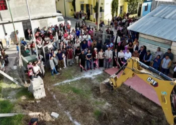 Dan banderazo de inicio a la construcción del salón comunitario en Pozo de Jacob
