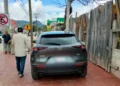 Tránsito Municipal sanciona vehículos estacionados sobre banquetas