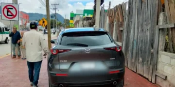 Tránsito Municipal sanciona vehículos estacionados sobre banquetas