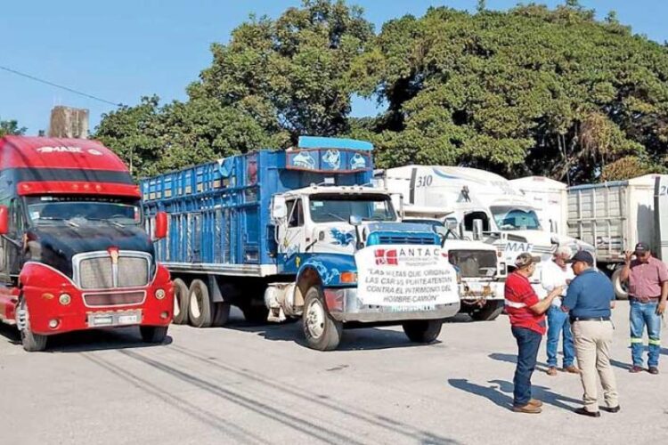 Segob pacta diálogo con transportistas; llama a Canacar a evitar paro