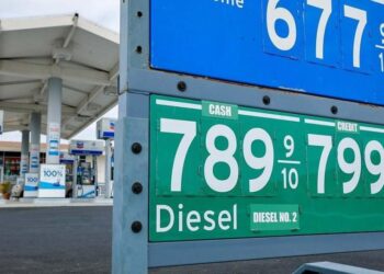 Trump autoriza venta de diésel sin impuestos ante alza por guerra con Irán