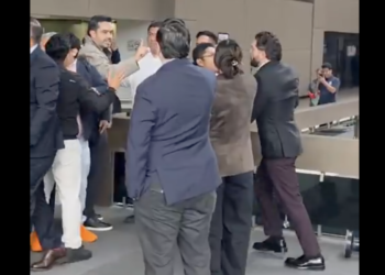 Zafarrancho en San Lázaro: diputado del PRI persigue a Máynez con jarras de agua sucia