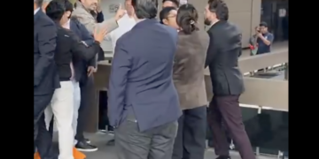 Zafarrancho en San Lázaro: diputado del PRI persigue a Máynez con jarras de agua sucia