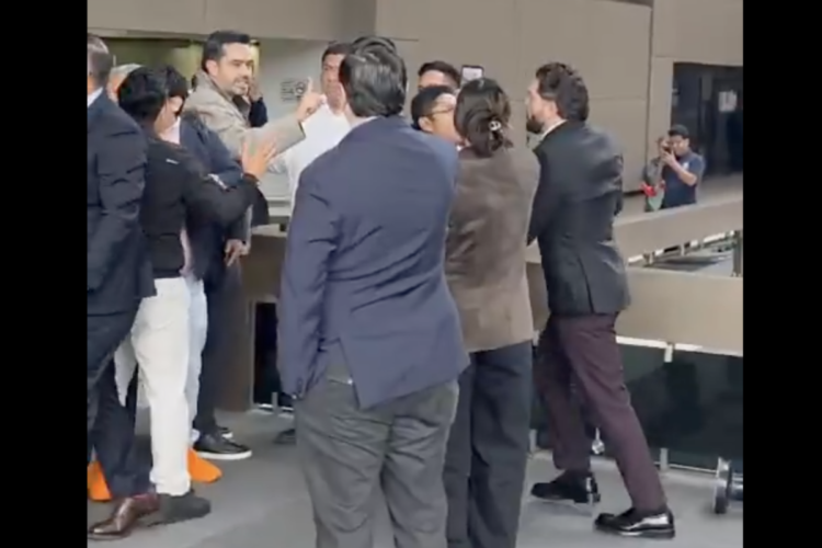 Zafarrancho en San Lázaro: diputado del PRI persigue a Máynez con jarras de agua sucia